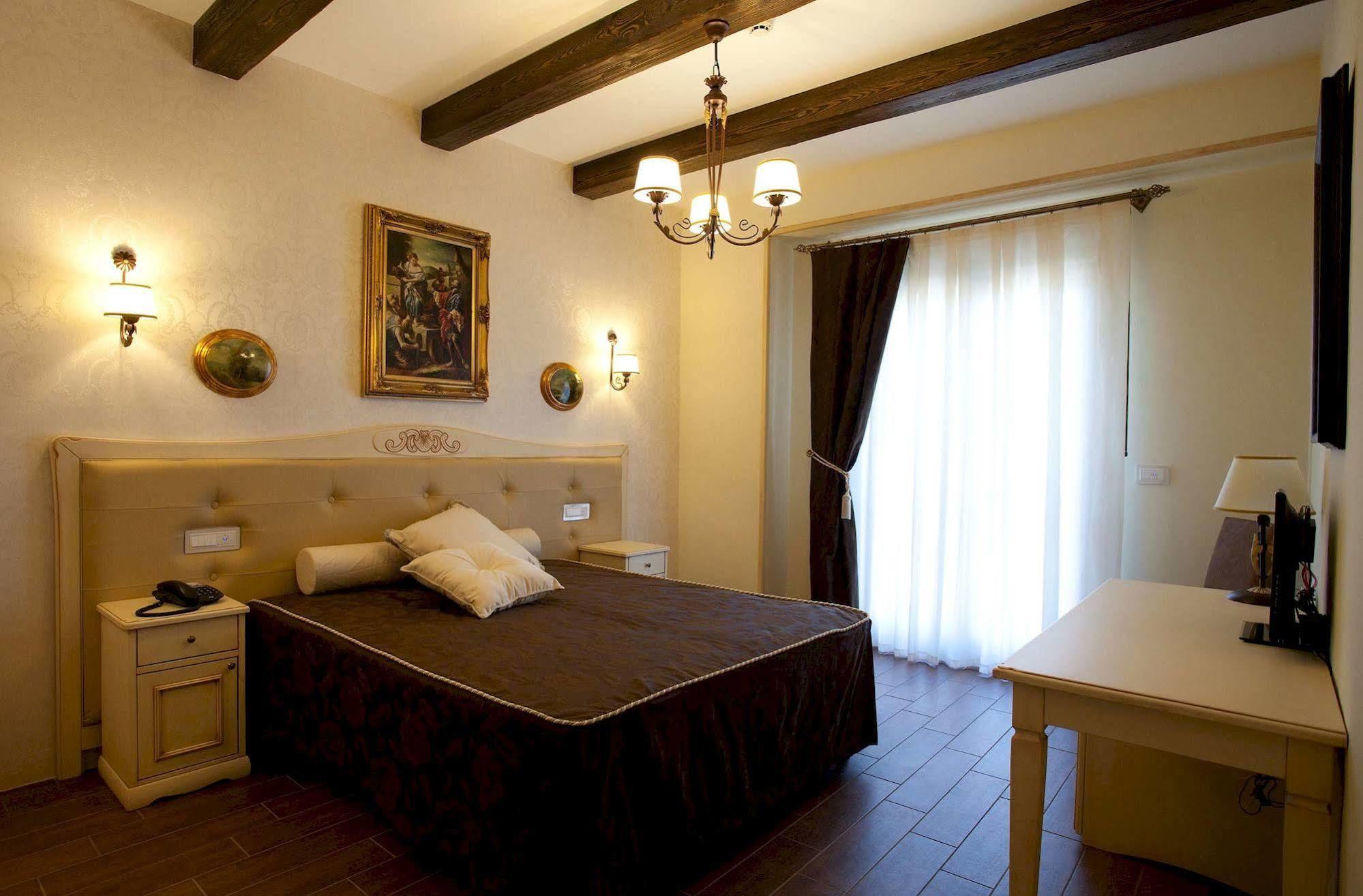 Clementina Hotel